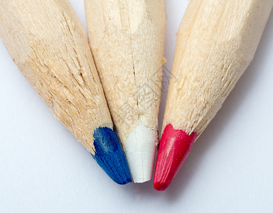 三支彩色铅笔蓝白红背景