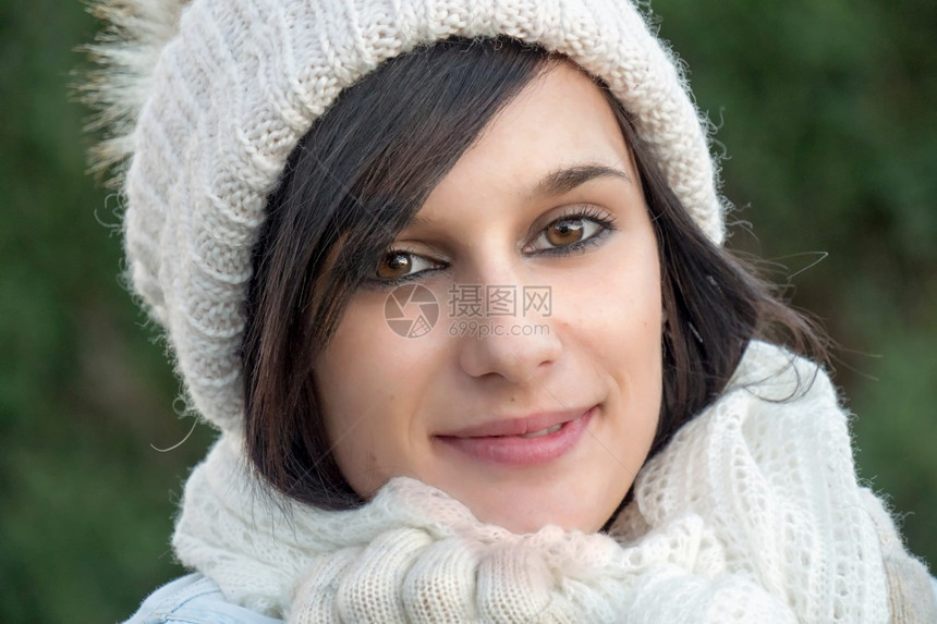 一个漂亮的年轻黑发美女肖像冬帽户外图片