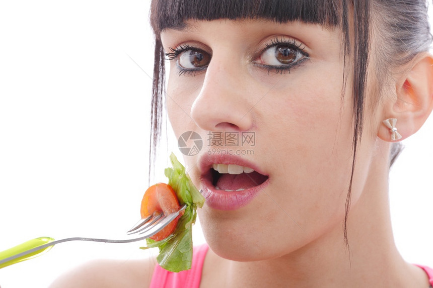 漂亮的年轻黑发美女吃沙拉关上图片