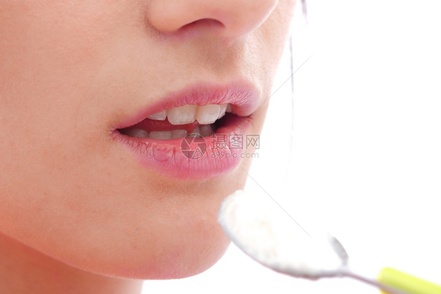女人吃酸奶的嘴巴近视图图片