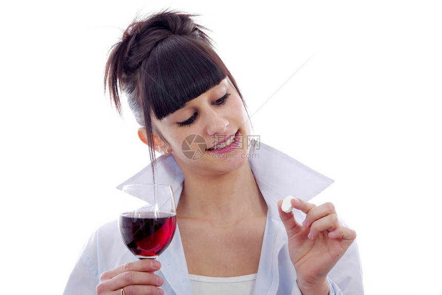白着红酒和药剂的年轻女子图片