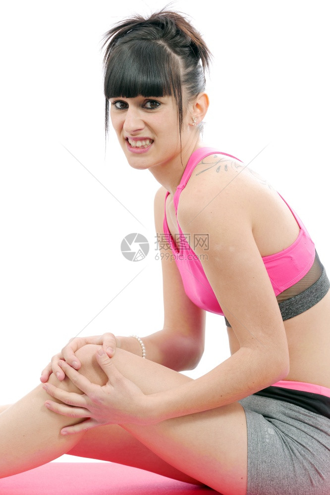 年轻的黑发女人膝盖疼痛图片