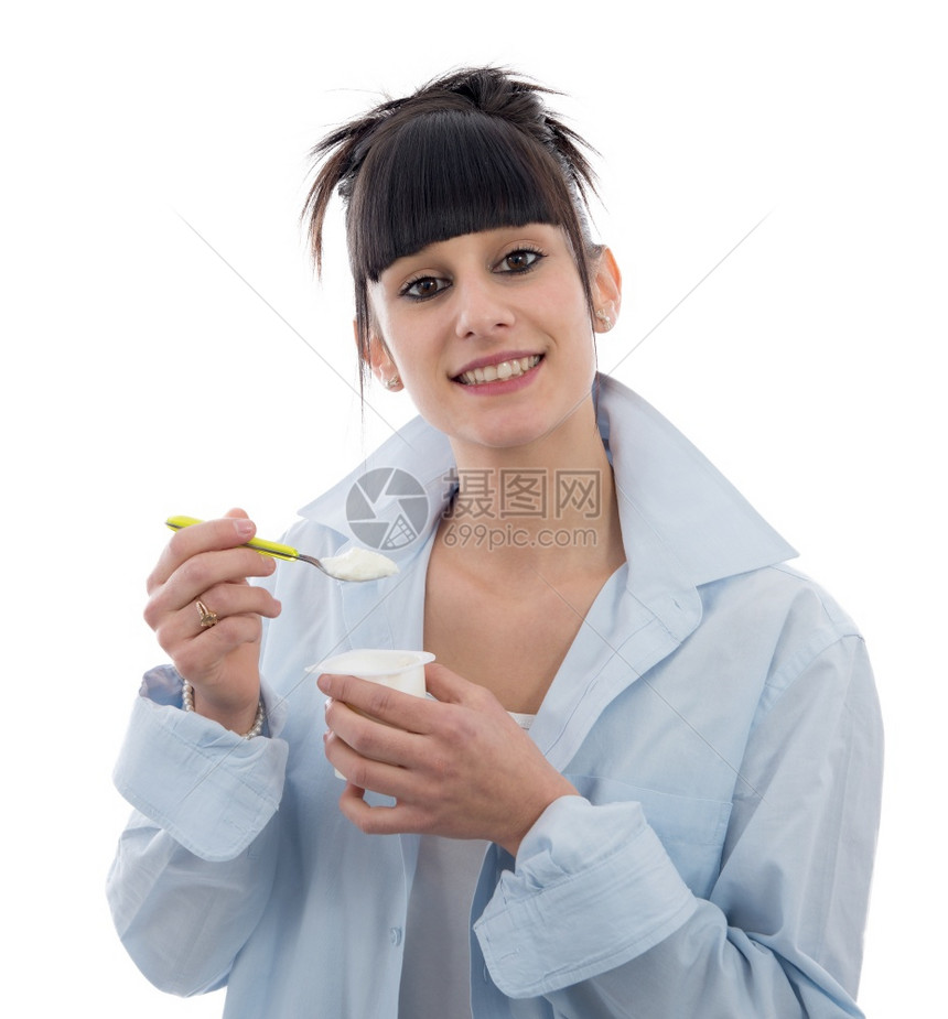 美丽的黑发女孩吃酸奶图片