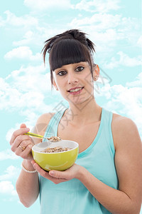 小黑发女孩吃一碗健康早餐麦片图片