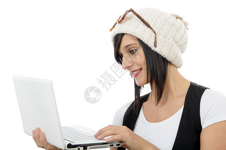 白底带笔记本电脑的黑发年轻女孩图片