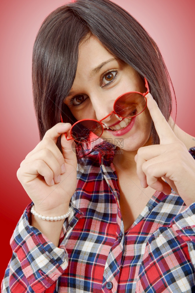 美丽的年轻漂亮黑发美女戴着红墨镜的图片