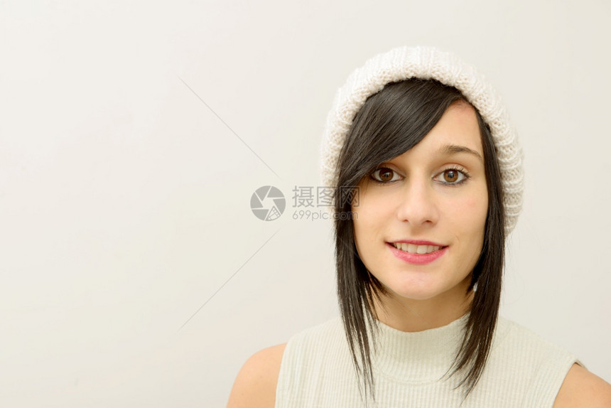 一个漂亮的年轻黑发女孩肖像戴着冬帽的图片