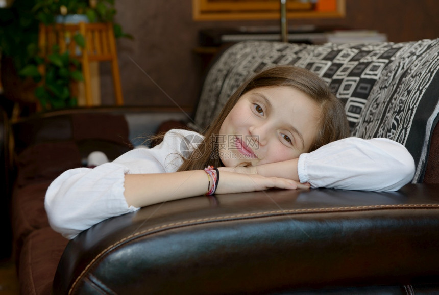 年轻少女躺在她家沙发上的图片