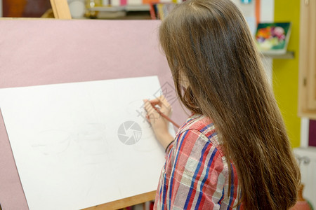 微笑的年轻艺术家女孩图片