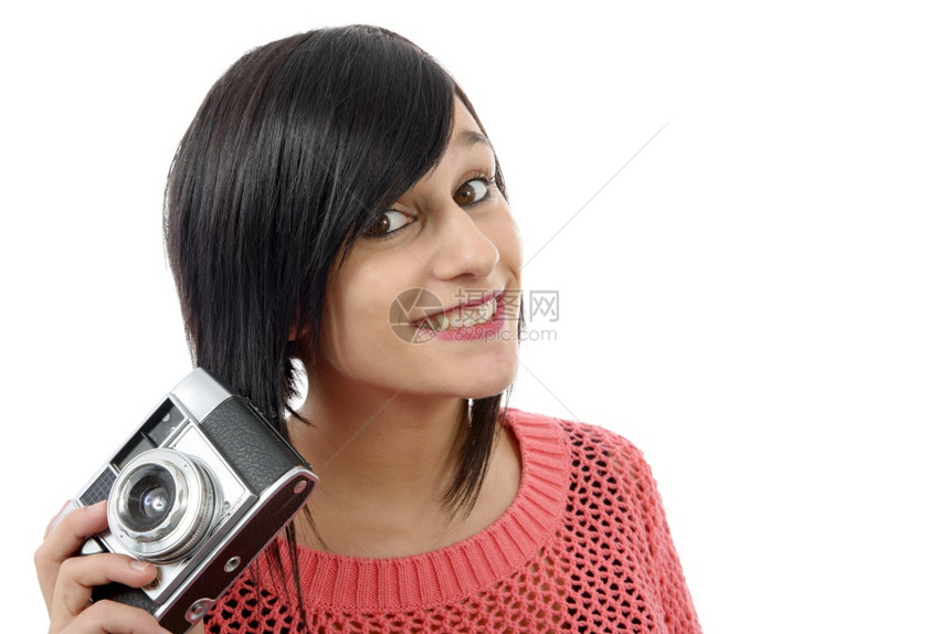 漂亮的年轻黑发美女用白色的古董相机与白色隔绝图片