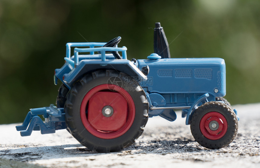 蓝色农场拖拉机规模型图片
