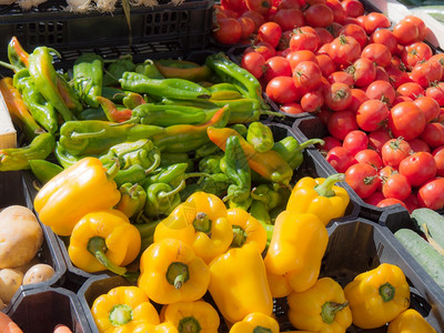 市场上有番茄的黄胡椒和绿图片