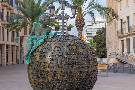 妇女用字母在球体上的雕刻图片
