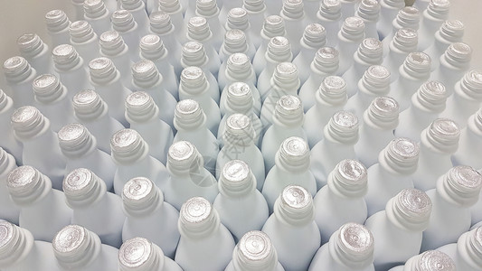 许多白色塑料瓶排成一排背景图片