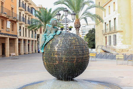 西班牙埃尔切03129现代雕塑和妇女在世界球上喷泉水图片