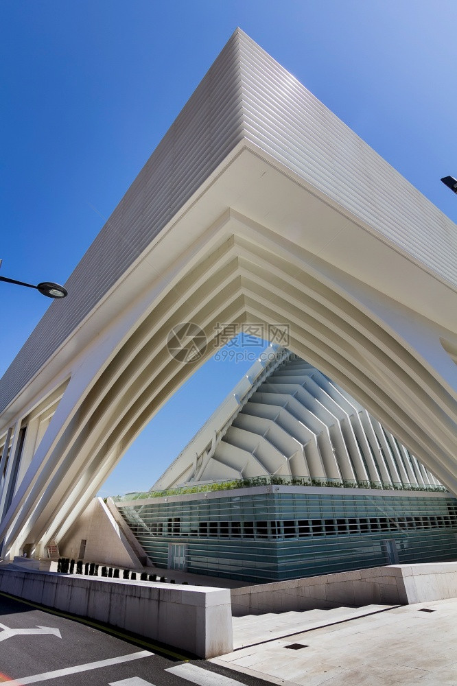 OVIEDO西班牙207年月日阿斯图里亚奥维多市展览中心由建筑师SantiagoCalatrava设计201年5月在西班牙落成2图片