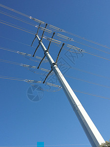 蓝色天空上的现代电塔图片