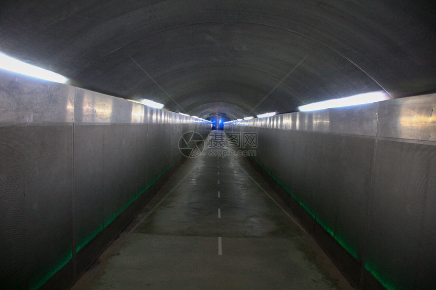 长的行人隧道图片