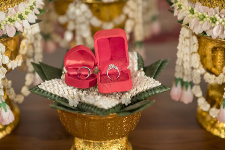 泰国结婚仪式上的戒指图片