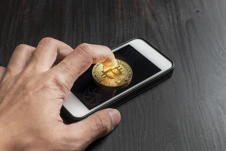 智能手机上的比特币金新加密货币概念图片