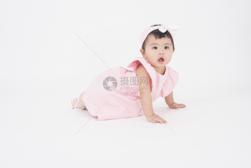 可爱的亚洲女婴是白色背景的肖像图片