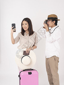 情侣用手机和相机拍照打卡图片