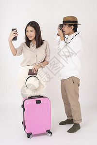 情侣用手机和相机拍照打卡背景图片