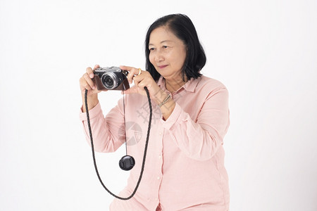 白背景亚洲年长妇女旅行概念图片