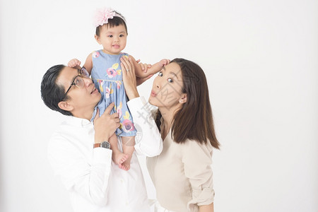 白背景的亚洲幸福家庭图片