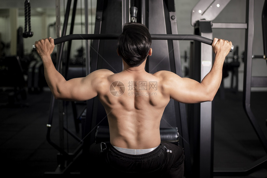 健身房里有大肌肉的健体壮男子图片