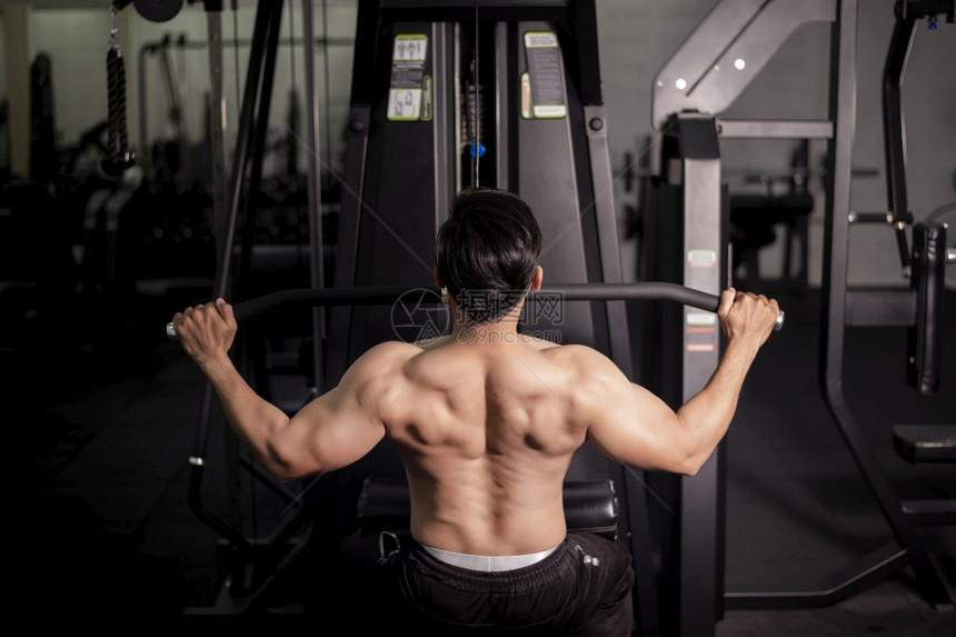 健身房里有大肌肉的健体壮男子图片