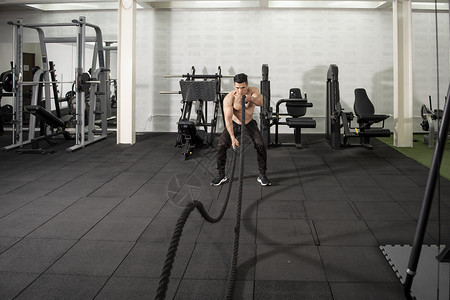 亚洲运动员带绳子在健身场锻炼背景图片