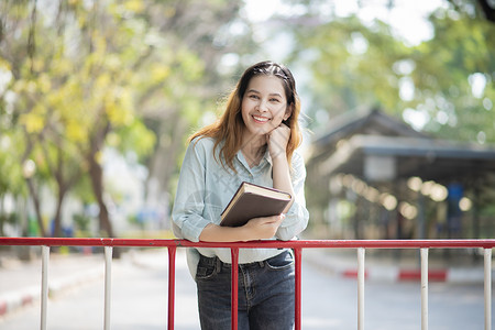 快乐的亚洲青年大学生图片