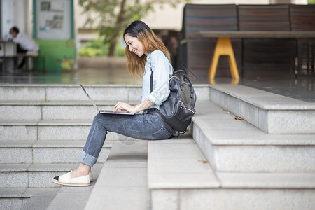 快乐的亚洲青年大学生背景图片