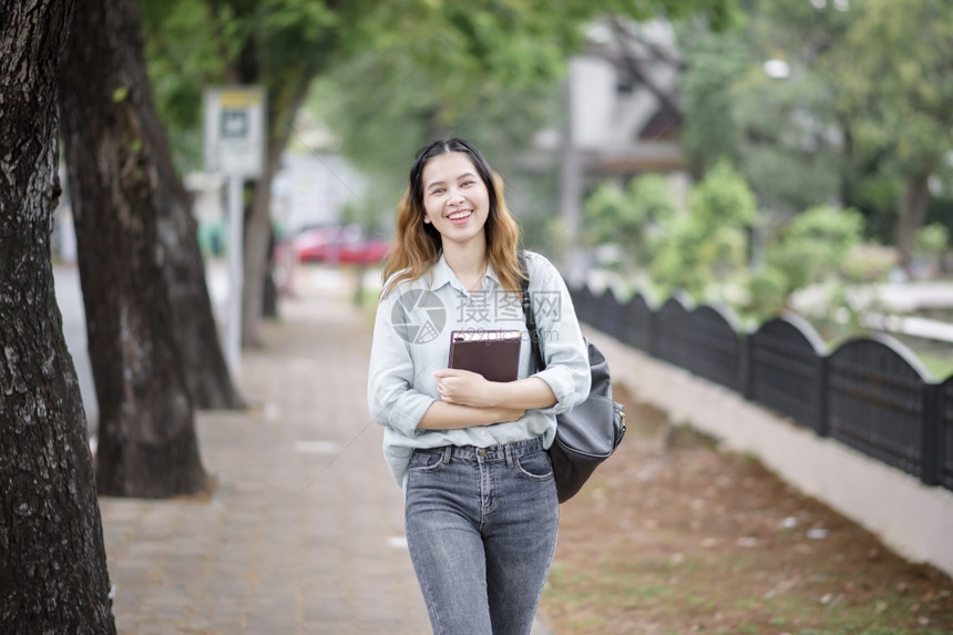 快乐的亚洲青年大学生图片