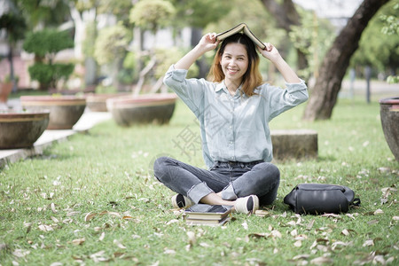 快乐的亚洲青年大学生图片