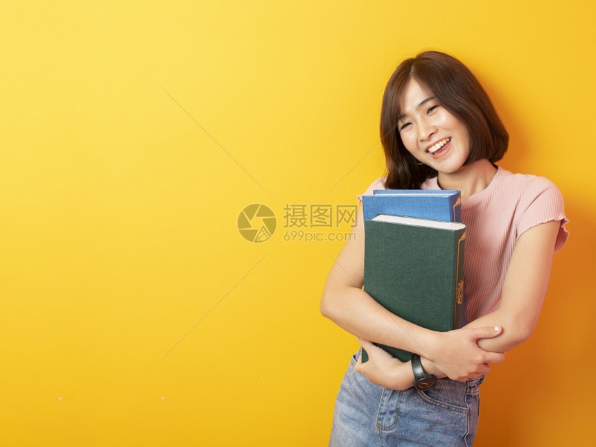 黄色背景的大学生很快乐图片