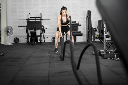健生房展架美完的身体女人在健房锻炼背景