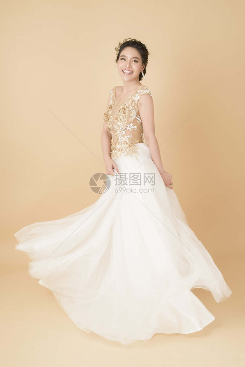 漂亮的新娘穿着华丽的裙子图片
