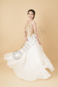 漂亮的新娘穿着华丽的裙子背景图片