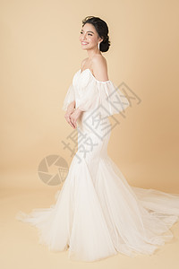 漂亮的新娘穿着华丽的裙子背景图片