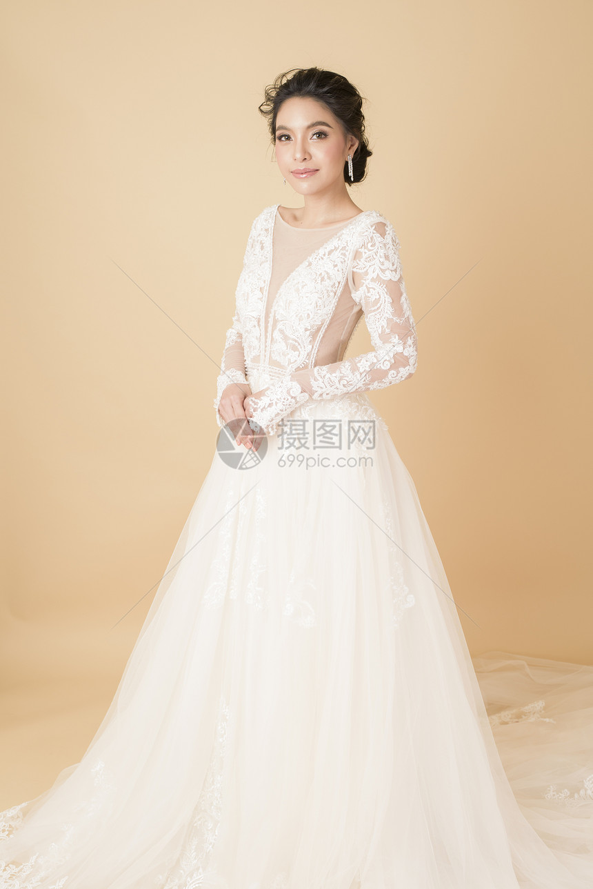 漂亮的新娘穿着华丽的裙子图片
