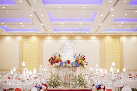 婚礼蛋糕在大厅的婚礼仪式上图片