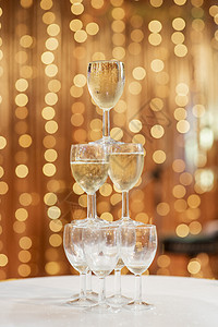 香槟杯装在婚礼饰品中图片