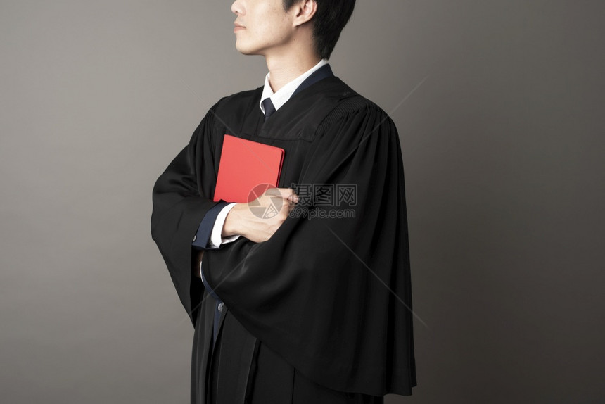 毕业男子拿着红色证书图片