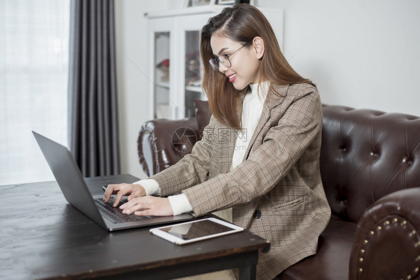 女商人在办公室桌工作图片