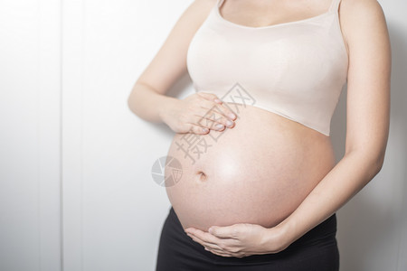 孕妇等待婴儿的到来图片
