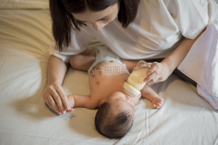 新生女婴由母亲喂牛奶图片