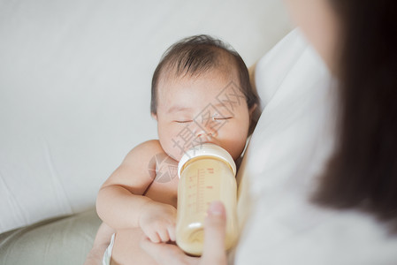 在妈妈怀里喝奶的婴儿图片
