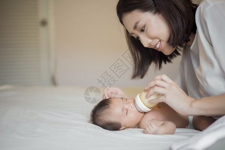 新生女婴喝牛奶图片